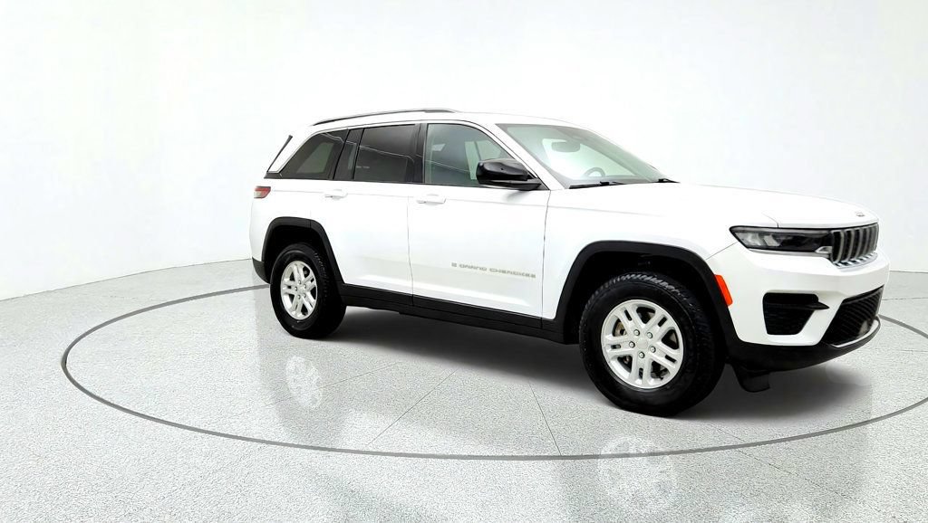 Used 2023 Jeep Grand Cherokee Laredo AWD/4WD image 3