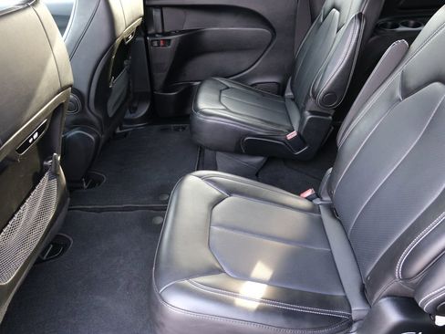 Used 2025 Chrysler Pacifica Select image 27