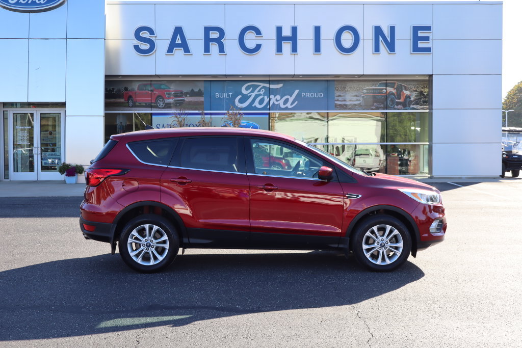 Used 2019 Ford Escape SE FWD image 2