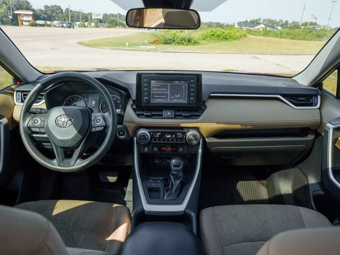 Used 2019 Toyota RAV4 XLE w/ Convenience Package FWD image 25