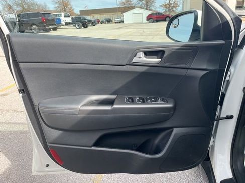 Used 2020 Kia Sportage LX image 12