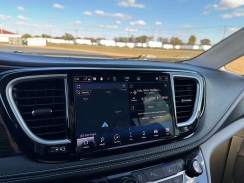 Used 2023 Chrysler Pacifica Limited image 22