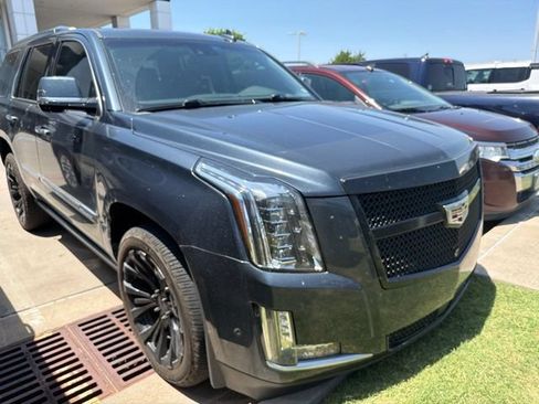 Used 2020 Cadillac Escalade Premium Luxury RWD image 2