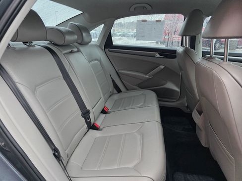 Used 2017 Volkswagen Passat 1.8T R-Line w/ R-Line Lighting Package image 6