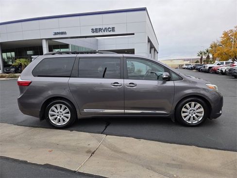 Used 2017 Toyota Sienna Limited Premium w/ Advanced Technology Package image 3