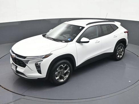 Certified 2025 Chevrolet Trax LT FWD image 21