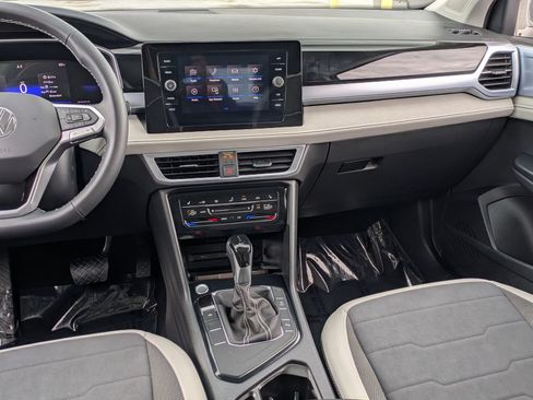 Used 2025 Volkswagen Taos SE w/ Panoramic Sunroof Package FWD image 9