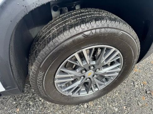 Used 2025 Chevrolet Traverse LT image 10