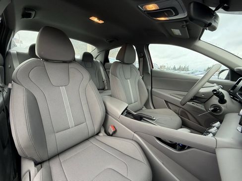 Certified 2025 Hyundai Elantra SE image 17
