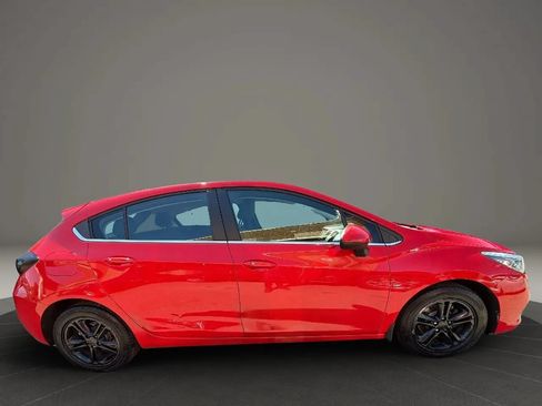 Used 2017 Chevrolet Cruze LT w/ Convenience Package FWD image 4