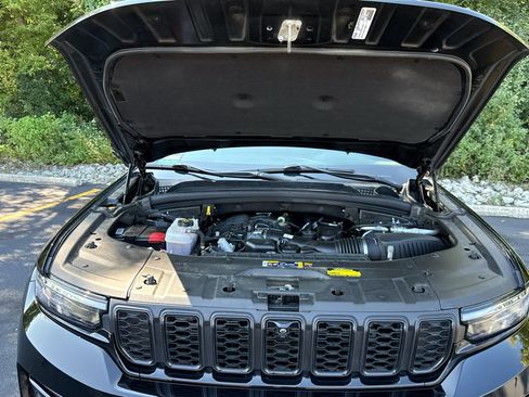 Used 2025 Jeep Grand Cherokee Limited w/ Luxury Tech Group II AWD/4WD image 44