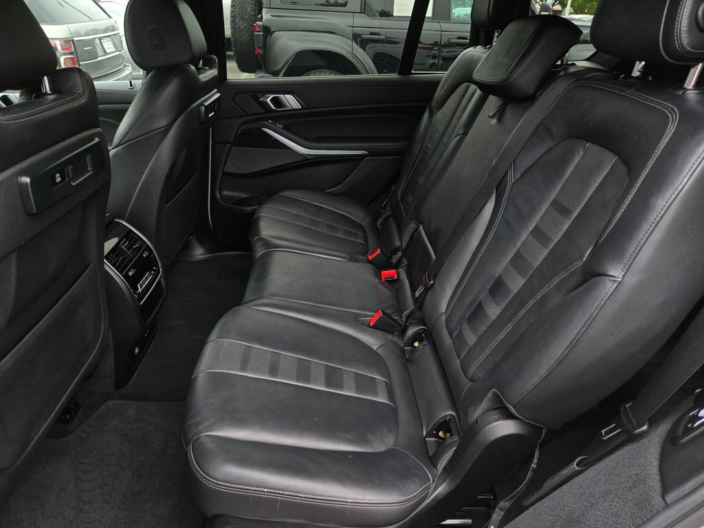 Used 2021 BMW X7 xDrive40i w/ M Sport Package AWD/4WD image 17
