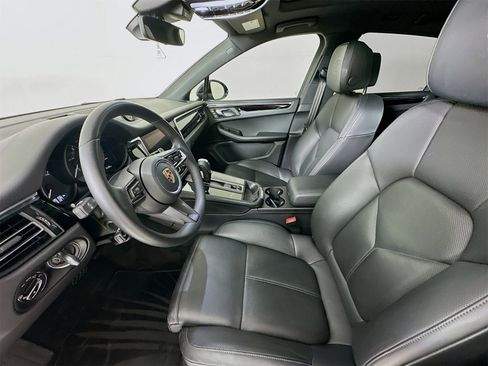 Used 2023 Porsche Macan Turbo image 22