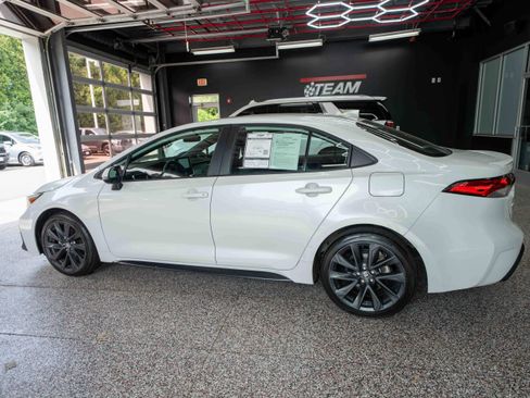 Used 2024 Toyota Corolla SE w/ SE Premium Package FWD image 2