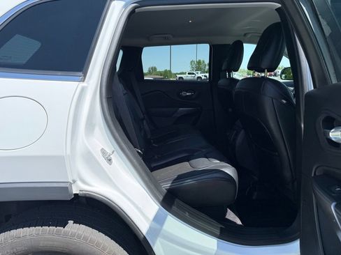 Used 2019 Jeep Cherokee Latitude Plus AWD/4WD image 12