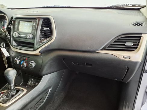 Used 2018 Jeep Cherokee Latitude w/ Altitude Package FWD image 5