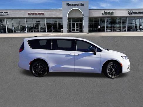 New 2026 Chrysler Pacifica Select AWD/4WD image 2