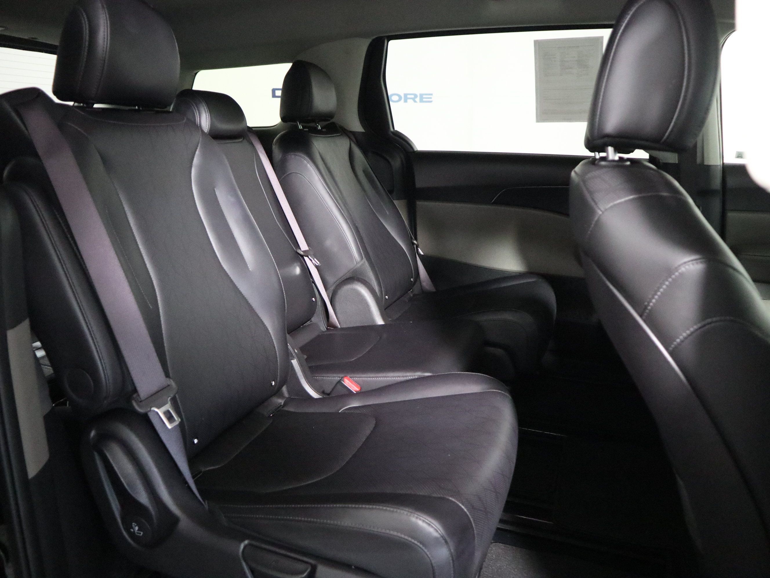 Used 2025 Kia Carnival FWD image 20