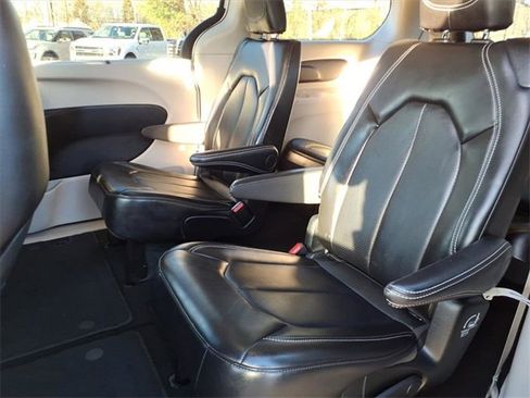 Used 2024 Chrysler Pacifica Touring-L image 10