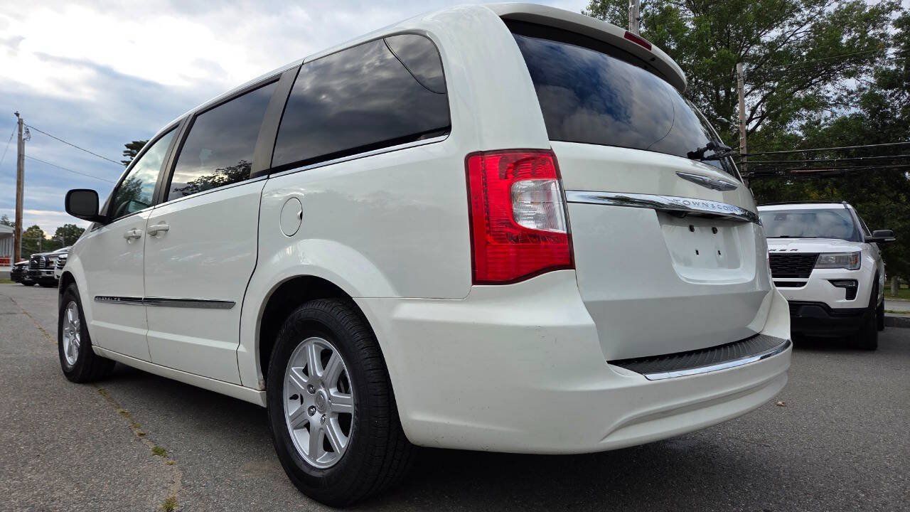 Used 2011 Chrysler Town & Country Touring FWD image 11