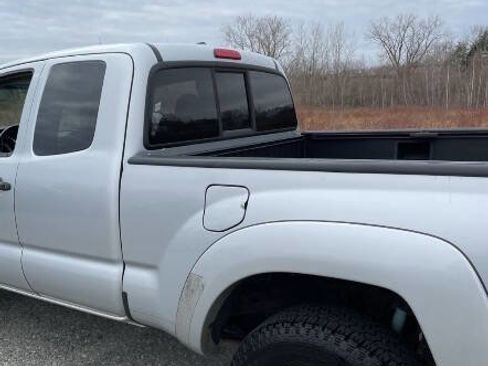 Used 2011 Toyota Tacoma 4x4 Access Cab V6 w/ TRD Off-Road Pkg image 5
