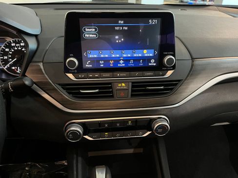 Used 2025 Nissan Altima 2.5 SV FWD image 17