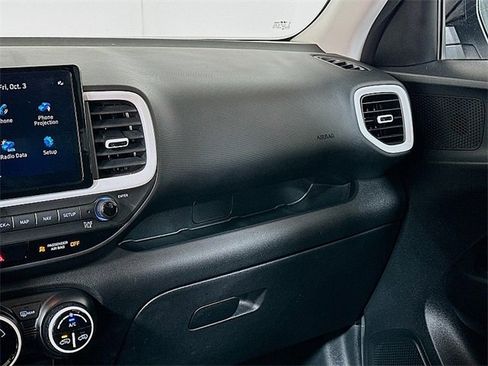 Used 2022 Hyundai Venue Limited image 23