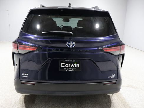 Used 2021 Toyota Sienna LE image 3