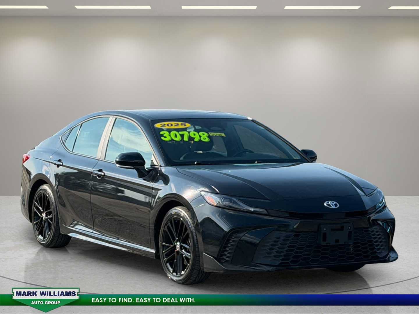 Used 2025 Toyota Camry SE FWD image 1