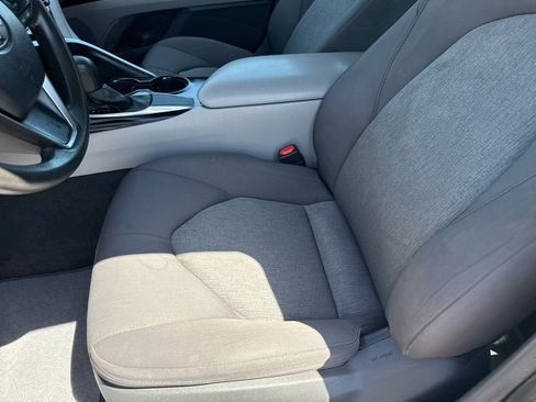 Used 2020 Toyota Camry LE image 10
