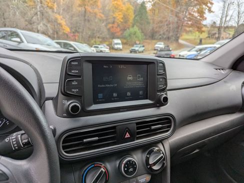 Used 2021 Hyundai Kona SE w/ Cargo Package image 11