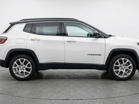Used 2025 Jeep Compass Limited AWD/4WD image 11