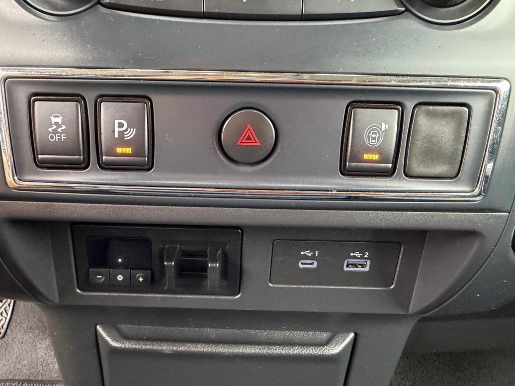 Used 2022 Nissan Titan SV AWD/4WD image 37