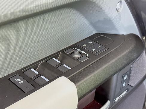 Used 2025 Land Rover Defender 130 V8 image 19