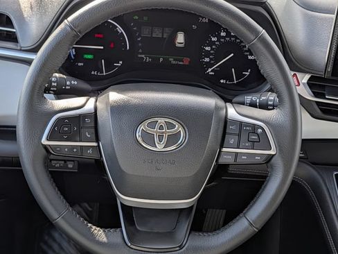 Used 2025 Toyota Sienna XLE w/ XLE Plus Package FWD image 13