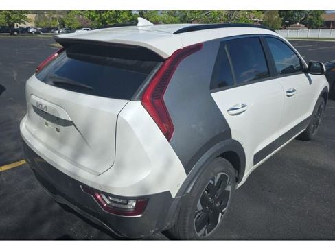 Used 2023 Kia Niro Wave w/ Wave Preserve Package FWD image 3