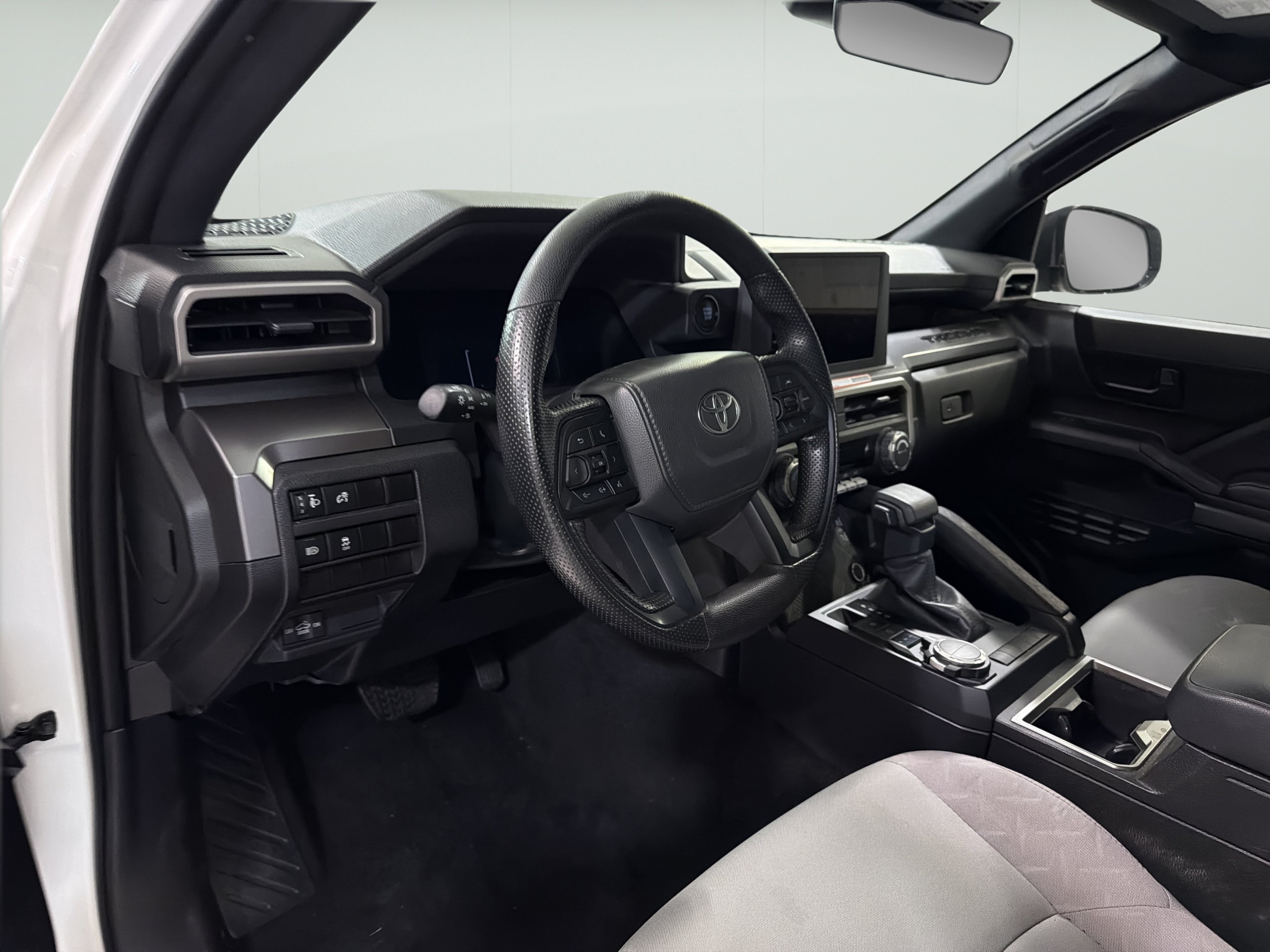 Used 2025 Toyota Tacoma SR5 AWD/4WD image 15