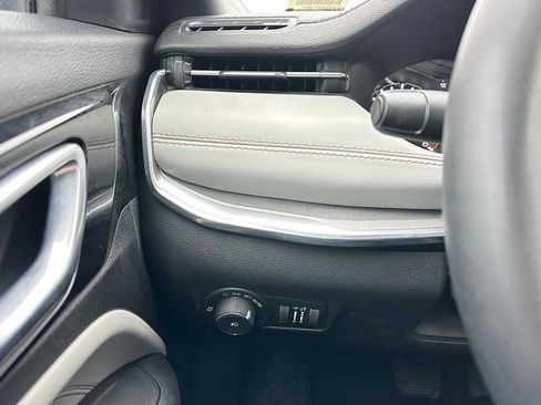 Used 2024 Jeep Compass Limited image 30