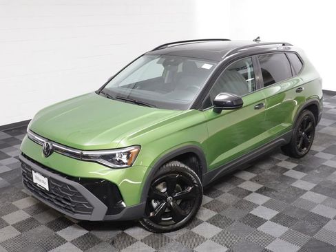 Used 2025 Volkswagen Taos SE AWD/4WD image 2