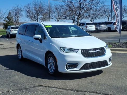 Used 2023 Chrysler Pacifica Touring-L image 3