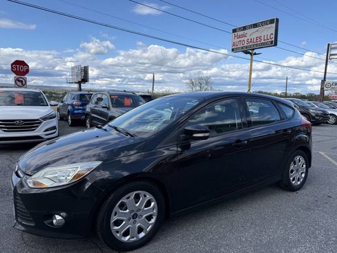 Used 2012 Ford Focus SE w/ SE Winter Pkg image 1