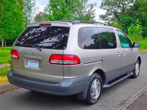 Used 2001 Toyota Sienna XLE image 6