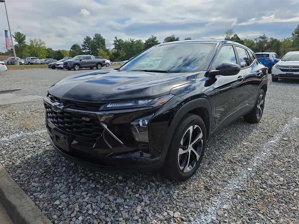 Used 2024 Chevrolet Trax RS w/ Sunroof Package FWD image 2