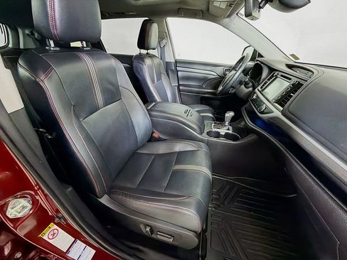 Used 2019 Toyota Highlander SE w/ Nightshade Edition AWD/4WD image 27