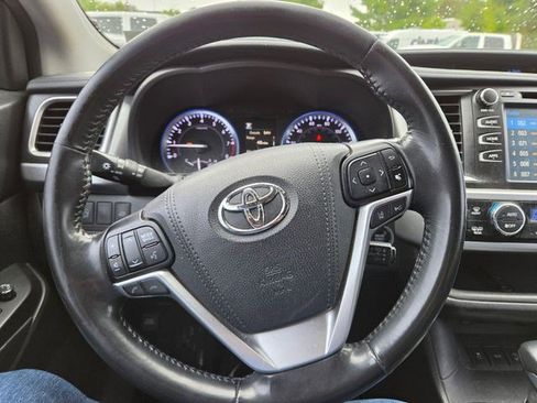 Used 2017 Toyota Highlander SE AWD/4WD image 3