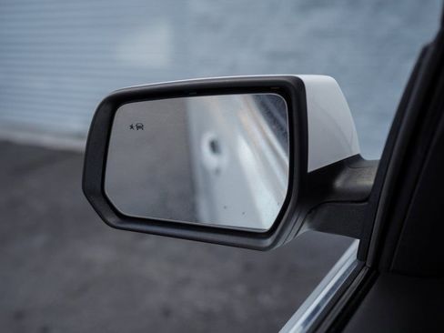 Used 2023 GMC Acadia SLT image 38