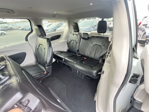 Used 2024 Chrysler Pacifica Touring-L FWD image 22