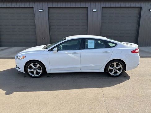Used 2016 Ford Fusion SE FWD image 2