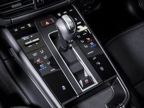 Certified 2025 Porsche Macan image 22