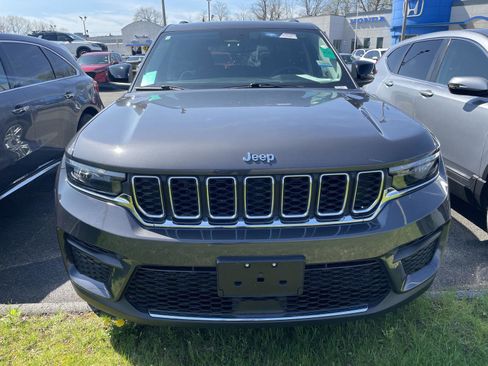 Used 2023 Jeep Grand Cherokee Laredo image 2